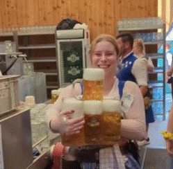 Mesera se viraliza por su habilidad con la cerveza