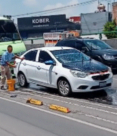 Hombre lava su carro en plena avenida principal en CDMX