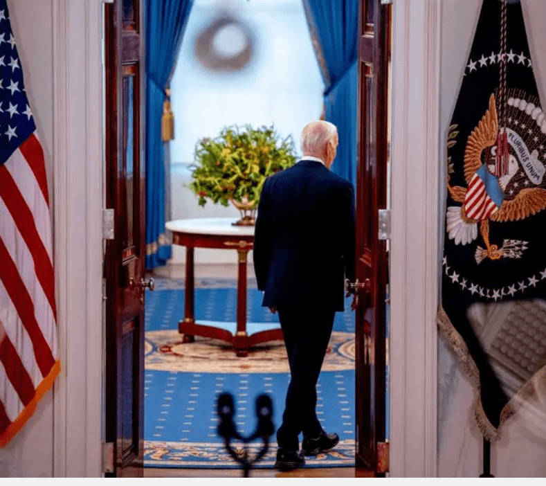 Biden está dudando si continuar la carrera presidencial, afirman medios