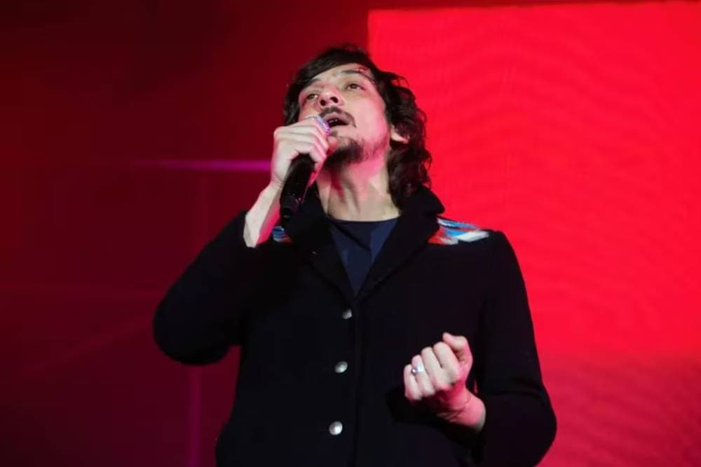 León Larregui olvida cartera en auto, ofrece recompensa