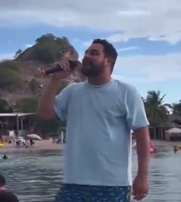 Vocalista de ‘Banda MS’ sorprende con concierto a turistas