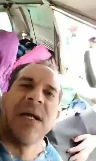 Hombre queda prensado en su vehículo y transmite en vivo