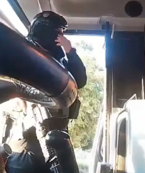 Sicarios suben a camión en Culiacán para alertar a pasajeros