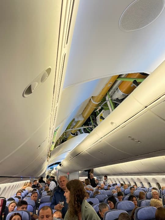 Turbulencia deja heridos y pasajero en compartimento de equipaje