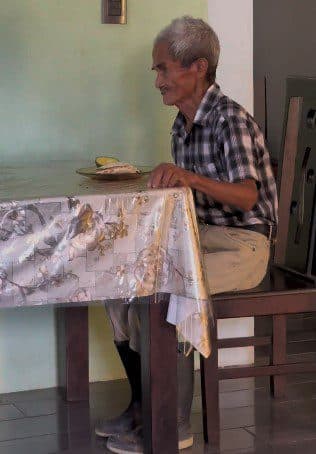 Mujer ayuda a anciano y la amenazan con denunciarla