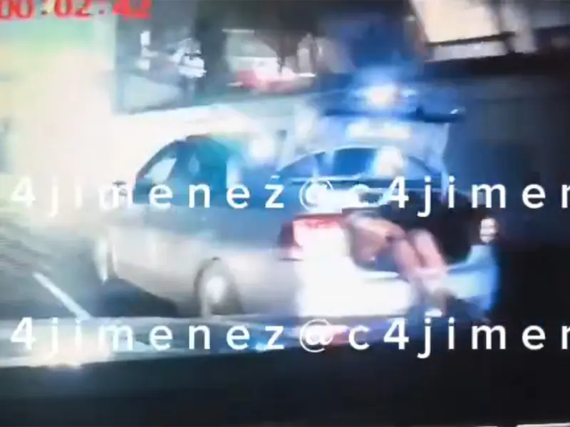 Captan a hombre ‘encajuelado’ en Viaducto CDMX