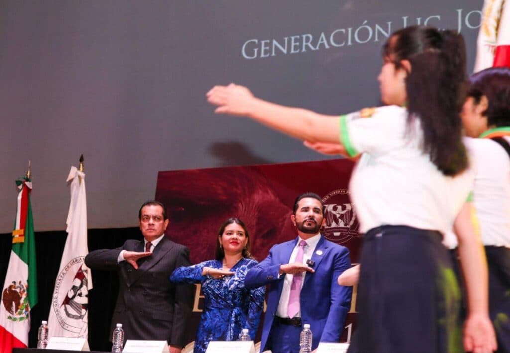 Felicita gobierno de Solidaridad a graduados de la Universidad Vizcaya, campus Playa del Carmen