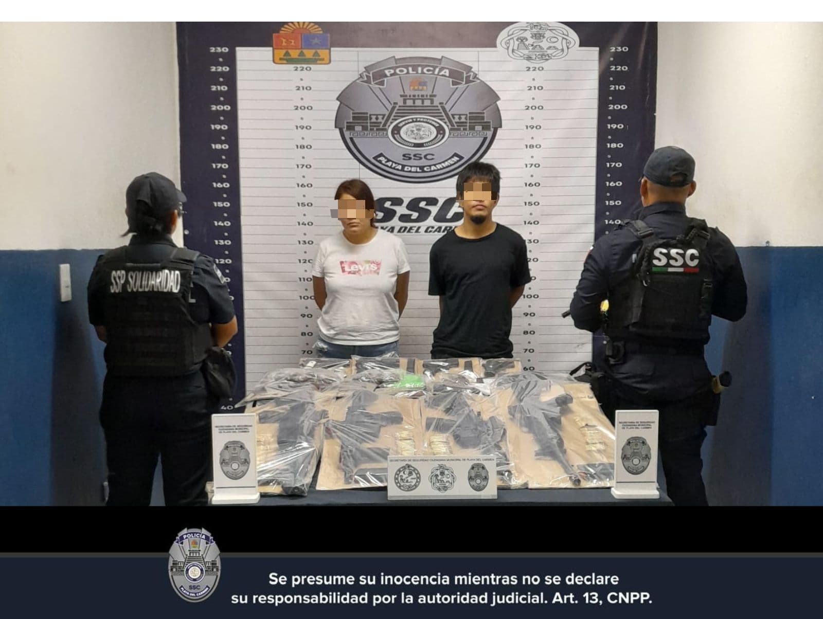 Detienen a pareja armada en Playa del Carmen; viajaban con droga, arsenal y un menor