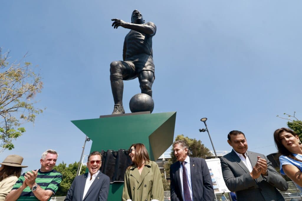 Pablo Lemus Navarro y asistentes a la inauguración de la escultura 'La Canarihna', homenaje al fútbol en Guadalajara.