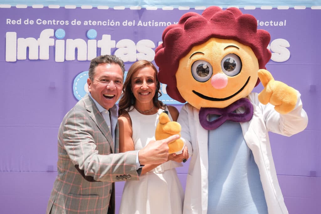 Pablo Lemus Navarro y otra persona posan junto a una mascota animada en la inauguración del Centro Regional de Autismo en Tepatitlán.