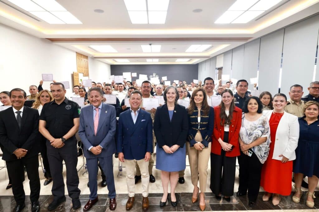 Ceremonia de clausura del proyecto 'Inglés para Seguridad de Estadios' en Jalisco, con autoridades y oficiales de policía