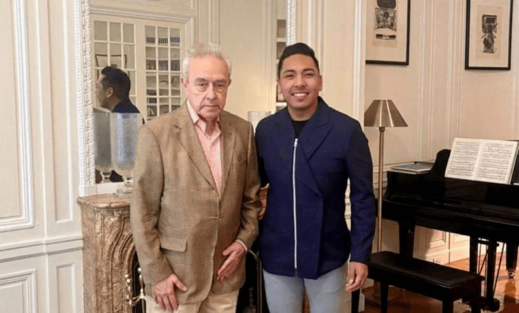 Yoshio Ávila y Héctor Vasconcelos posan juntos en un elegante espacio, tras su reunión sobre asuntos políticos en la ONU.