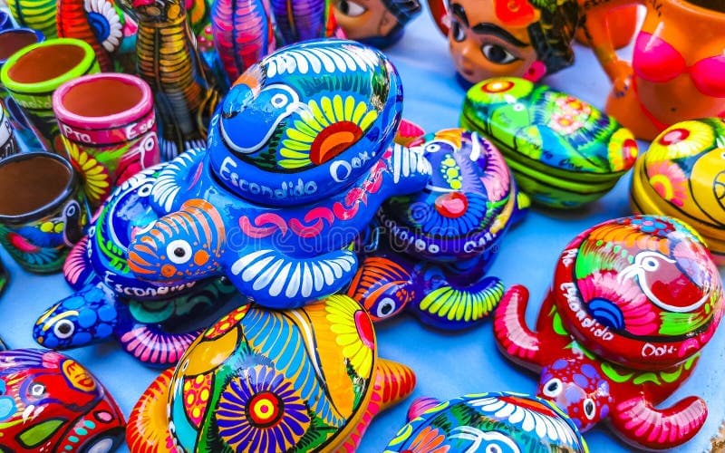 Coloridos artesanías mexicanas, incluyendo tortugas y figuras decorativas, exhibidas en el encuentro ORIGINAL 2026 en el