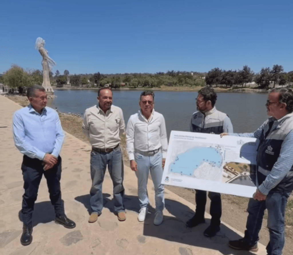 Pablo Lemus Navarro y funcionarios presentan el proyecto del Malecón en la Presa El Ocotillo, en Tonalá, junto al agua y una escultura.