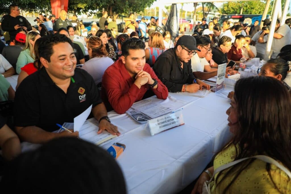 Diálogos Ciudadanos en Puerto Aventuras, donde ciudadanos interactúan con funcionarios para actualizar el Plan Municipal de Desarrollo 2024-2027.