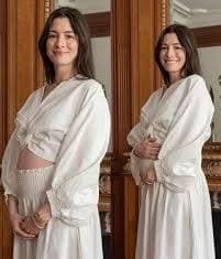 Anne Hathaway sonríe mientras muestra su avanzado estado de gestación en un video, anunciando su tercer embarazo.