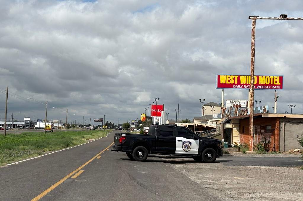 Patrulla policial bloquea el acceso a una carretera en Midland, Texas, tras el tiroteo que dejó un muerto y varios heridos.