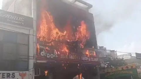 Incendio devastador en un edificio de tres niveles en Lucknow, India, con llamas intensas y humo, tras la tragedia en una escuela.