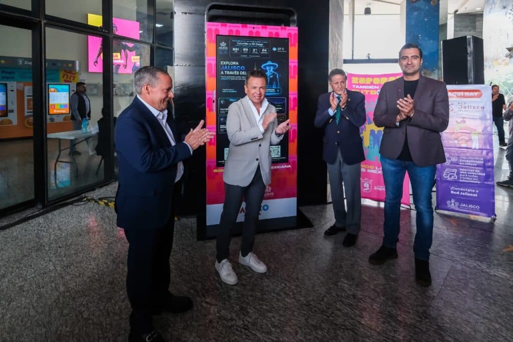 Pablo Lemus Navarro y funcionarios aplauden durante la inauguración de Tótems Inteligentes en Guadalajara, impulsando servicios digitales.