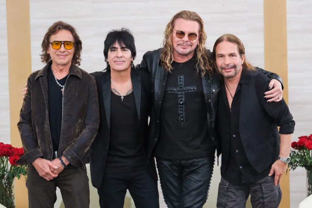 Miembros del grupo Maná posan juntos, sonrientes, en un evento promocional para el concierto gratuito en la Glorieta de La Minerva.