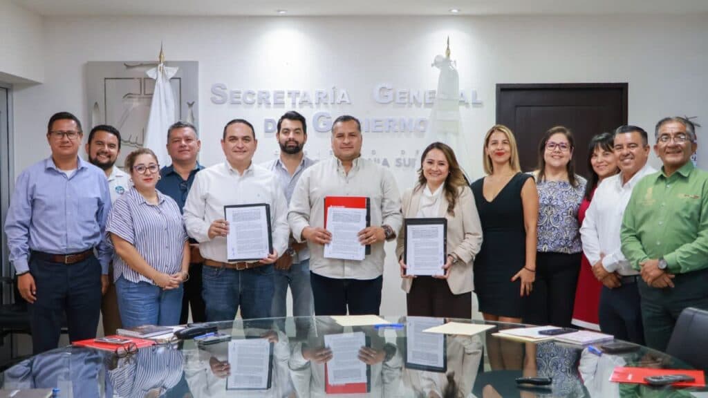 Saúl González y representantes de Santander firman convenio en la Secretaría General de Gobierno para capacitar a sudcalifornianos.