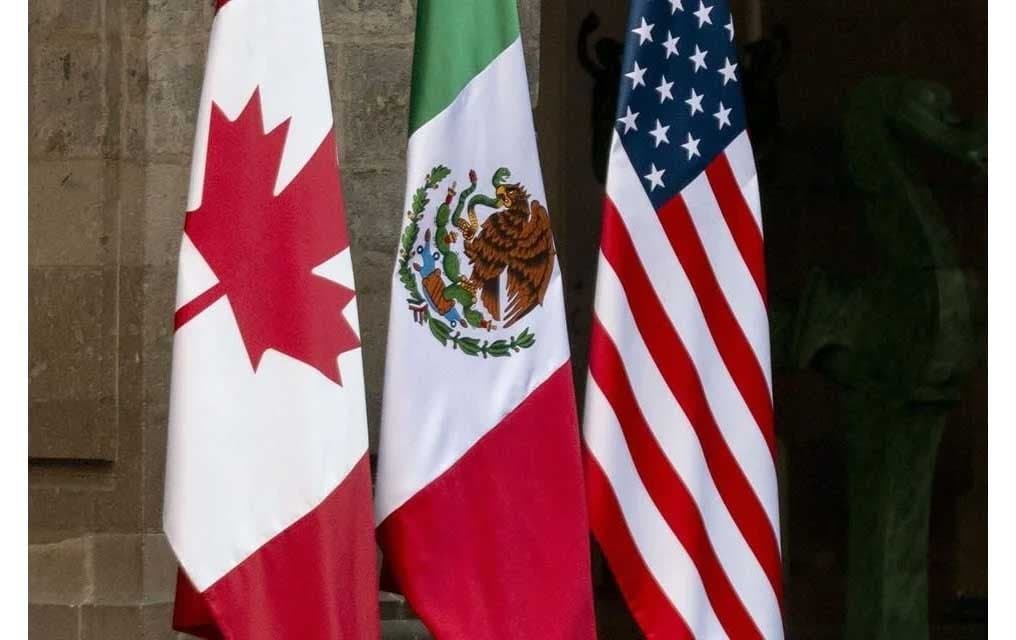 Banderas de México, Estados Unidos y Canadá alineadas, simbolizando la negociación del T-MEC en Washington.