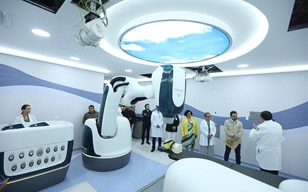 Sala de tratamiento del IMSS con tecnología avanzada para el diagnóstico y tratamiento de cáncer ocular, médicos y pacientes presentes.