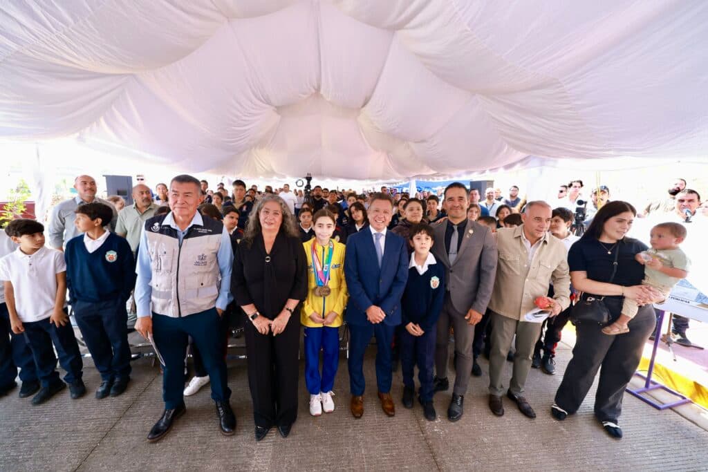 Ceremonia de entrega del Libramiento Monte Everest en Zapotlanejo, con autoridades y ciudadanos, incluyendo al Gobernador Pablo Lemus.