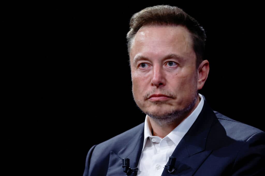 Elon Musk en una entrevista, reflexionando sobre su potencial fortuna de un billón de dólares tras la salida a bolsa de SpaceX.