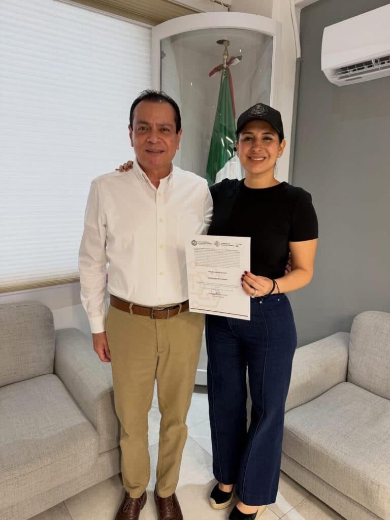 Estefanía Mercado entrega el nombramiento a Arturo Castro como Secretario de Gobierno en Playa del Carmen, Quintana Roo.