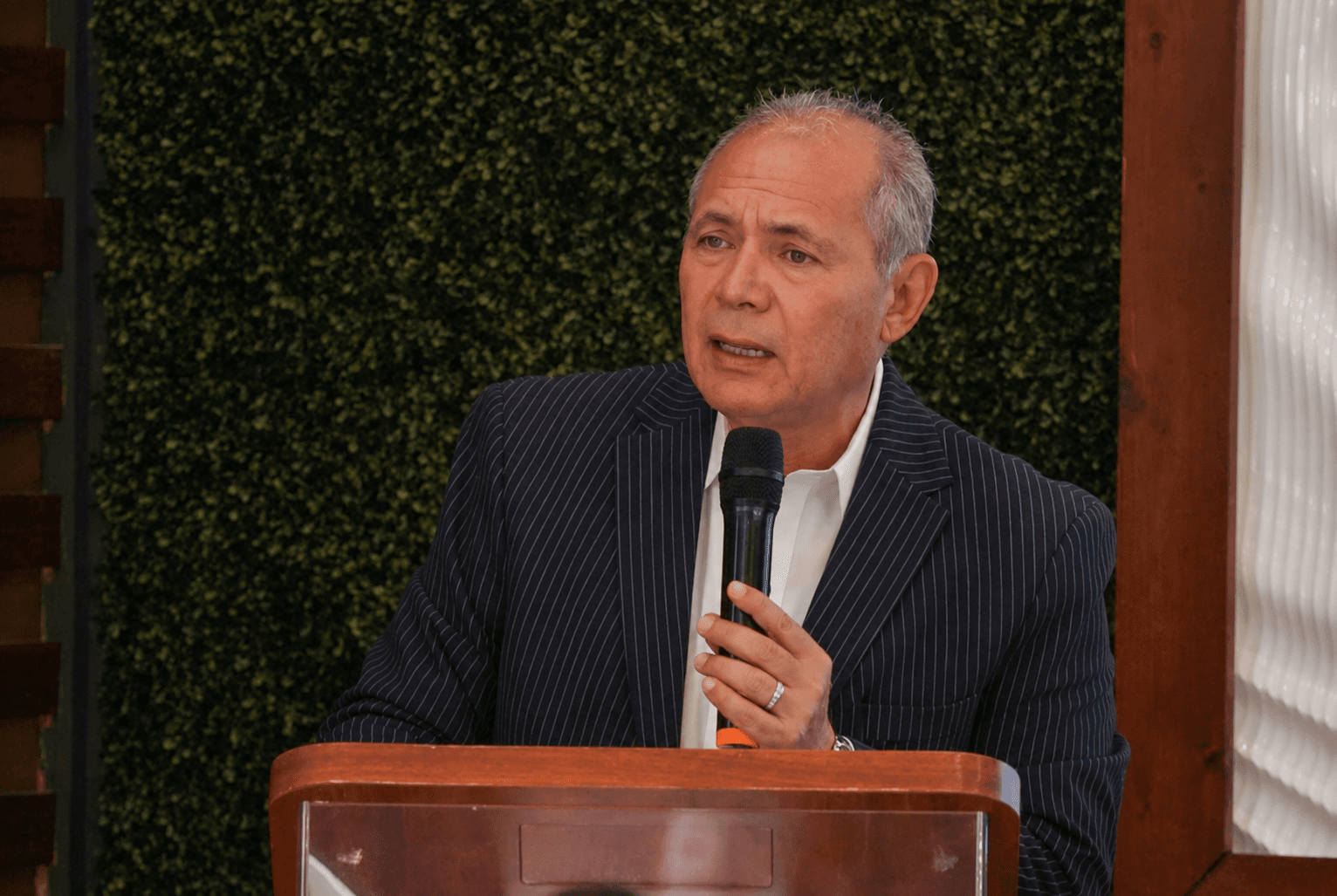 Marco Antonio Blásquez, exdiputado, habla en un evento en Tijuana, abordando temas de libertad de expresión y derechos personales.
