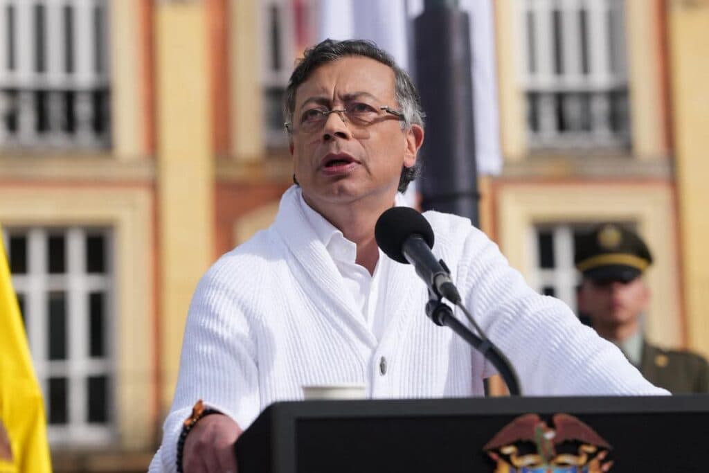 Gustavo Petro, presidente de Colombia, habla en un podio con banderas de fondo, expresando su rechazo a los resultados del preconteo electoral.