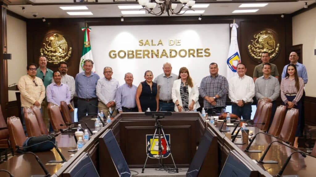 Reunión en la Sala de Gobernadores de La Paz, con Saúl González y miembros del Consejo Coordinador Empresarial, enfocada en