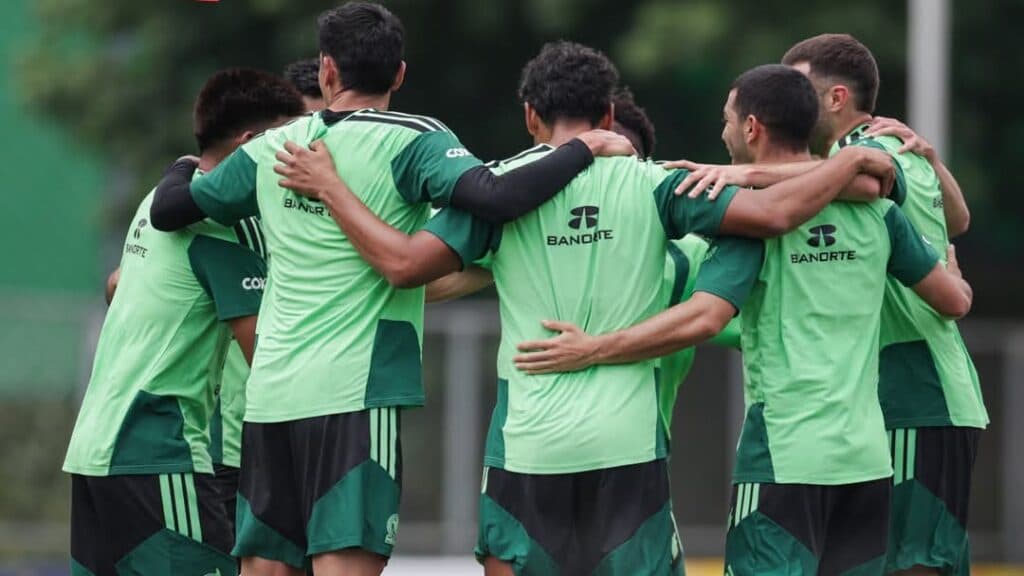 Jugadores de la Selección Mexicana se reúnen en un círculo durante un entrenamiento previo al debut en la Copa Mundial de la FIFA 2026.