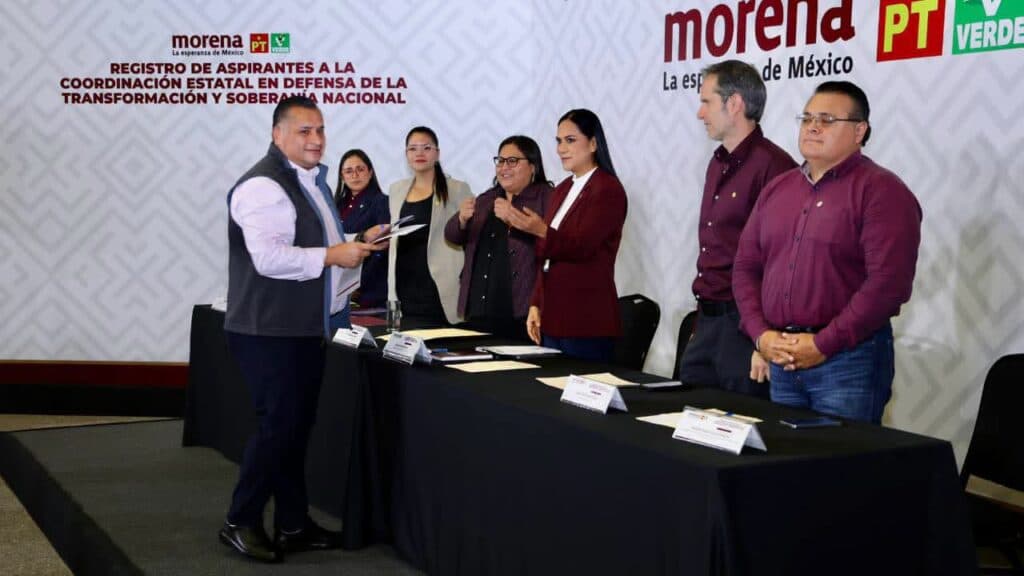Saúl González Núñez presenta su registro como aspirante a la Coordinación de la Defensa de la Transformación ante miembros de Morena.