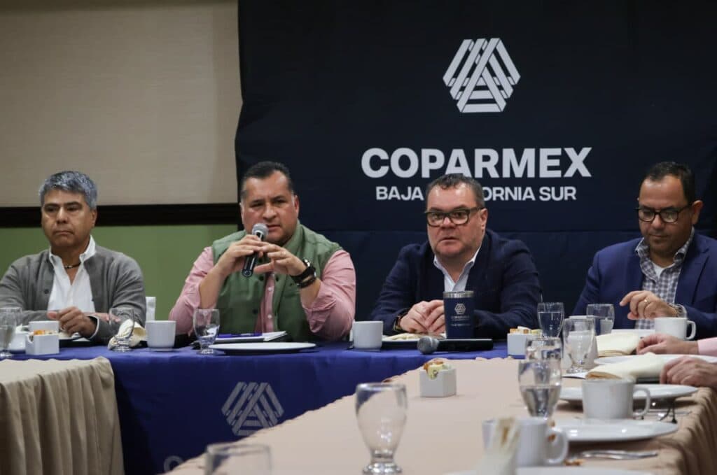 Reunión de líderes empresariales en Baja California Sur, con Saúl González Núñez hablando sobre nuevas inversiones en la región.