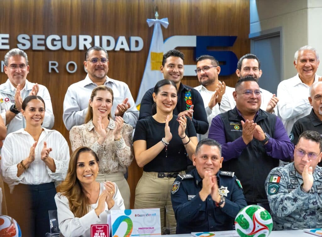 Estefanía Mercado y Mara Lezama junto a funcionarios aplaudiendo en la instalación del Comité de Seguridad Estatal para la Copa Mundial 2026.