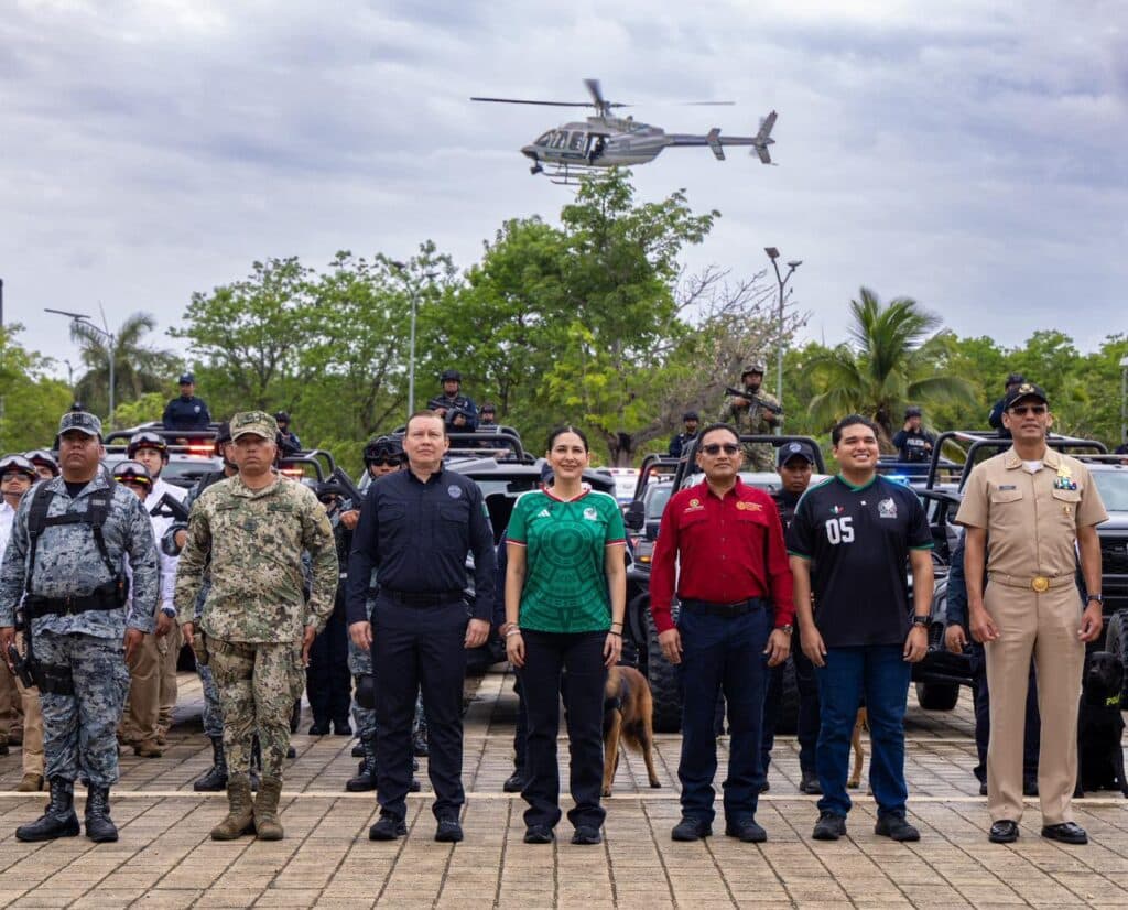 Estefanía Mercado junto a autoridades y elementos de seguridad durante el inicio del Operativo de Seguridad Verano