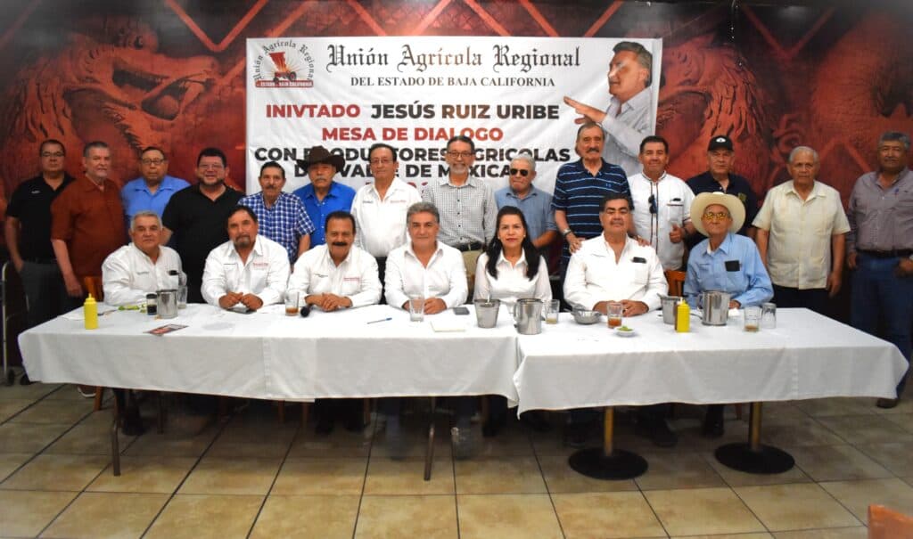 Jesús Ruiz Uribe en mesa de diálogo con agricultores del Valle de Mexicali, discutiendo soluciones a su problemática agrícola.