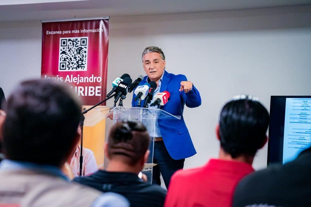Jesús Alejandro Ruiz Uribe durante una conferencia de prensa en Tijuana, anunciando la transparencia de su patrimonio ante