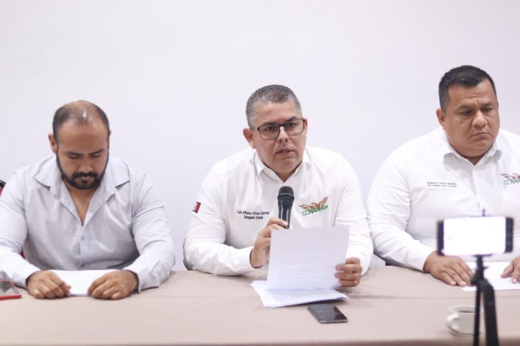 Luis Alfonso Ochoa Sánchez, representante de transportistas, habla en conferencia sobre el adeudo millonario de Fertinal-Pemex en Michoacán.