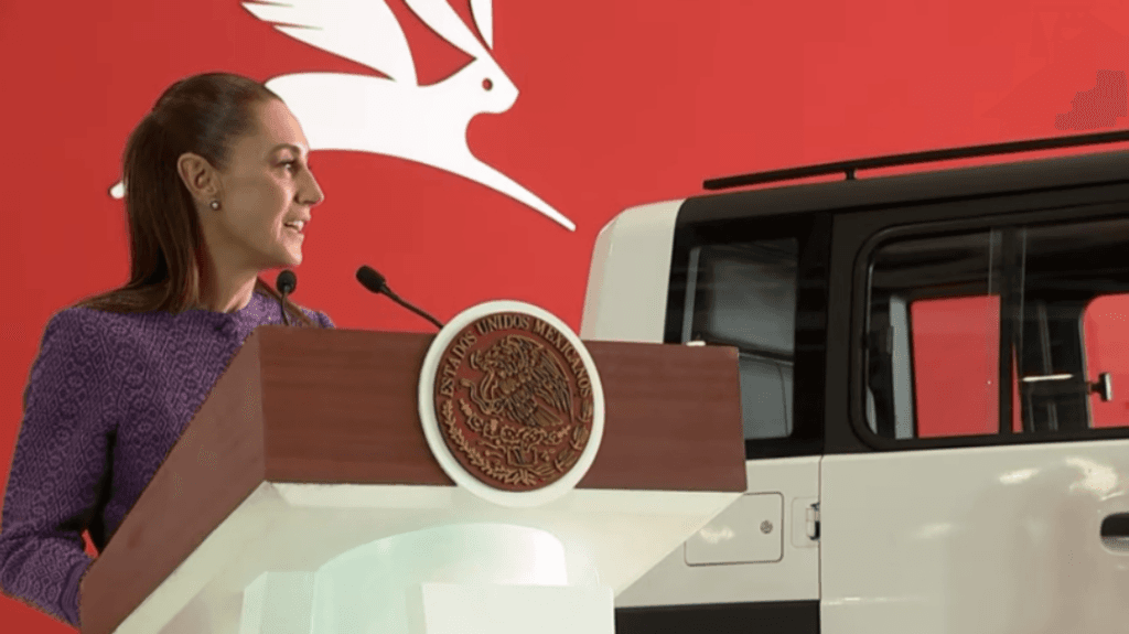 Claudia Sheinbaum presenta el prototipo Olinia Uno, el auto eléctrico mexicano, en un evento en la Base Militar de Santa Lucía.