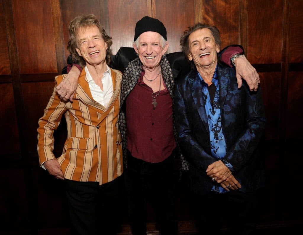 The Rolling Stones posan juntos en un evento, celebrando el lanzamiento de su nuevo álbum Foreign Tongues.