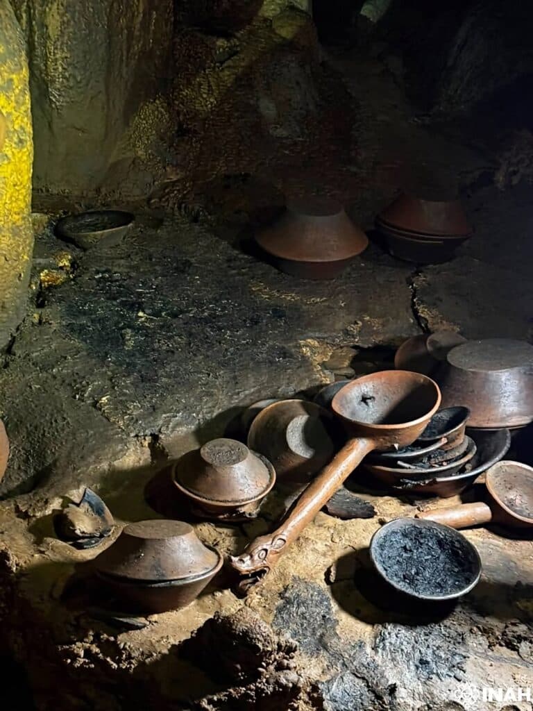 Recipientes cerámicos y fragmentos de vasijas en una cueva de Cintalapa, Chiapas, hallazgo arqueológico del INAH.