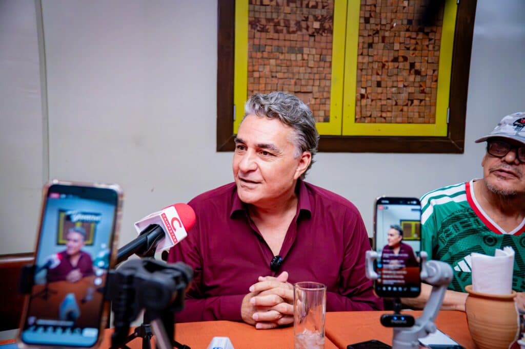 Ruiz Uribe en conferencia de prensa, discutiendo la situación de Baja California y la necesidad de resolver problemas locales.
