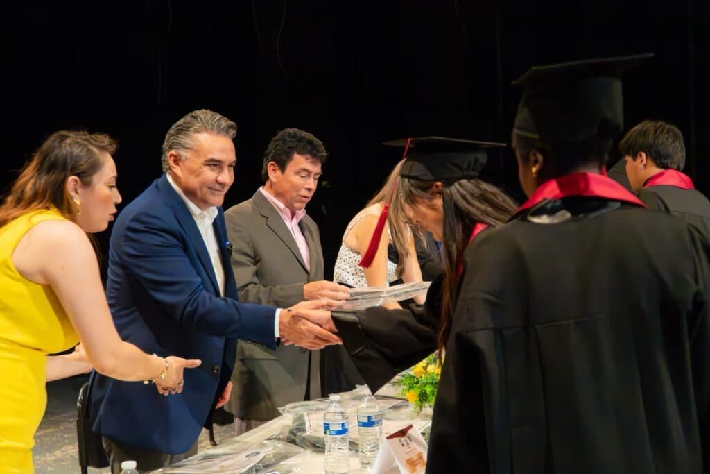 Jesús Ruiz Uribe entrega diplomas a jóvenes graduados en ceremonia de egreso del Centro Tecnológico del Noroeste en Tijuana.