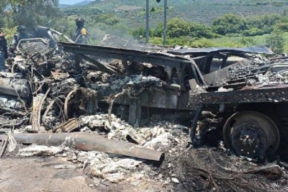 Tractocamión calcinado tras choque múltiple en la autopista Guadalajara-Tepic, con restos de vehículos y presencia de cuerpos de emergencia.