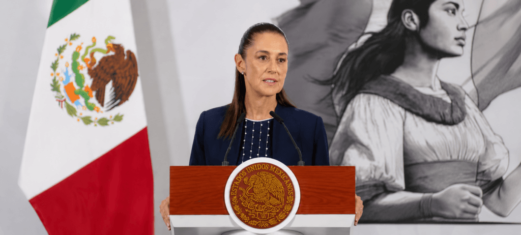 Claudia Sheinbaum durante su conferencia matutina, defendiendo la estrategia de México en la relación con Estados Unidos.