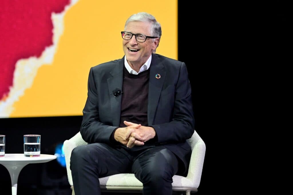 Bill Gates sonríe mientras habla sobre el impacto de la IA en la desigualdad durante el evento Goalkeepers en Nueva York.