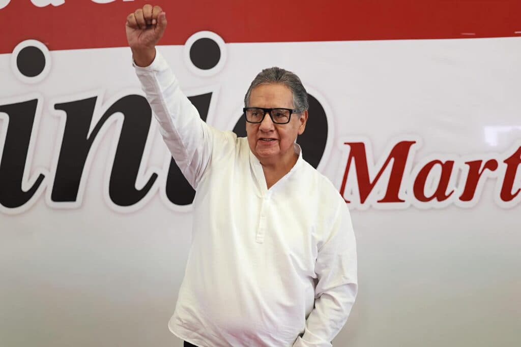Higinio Martínez, nuevo presidente del Senado, levanta el puño en señal de triunfo durante su presentación oficial.